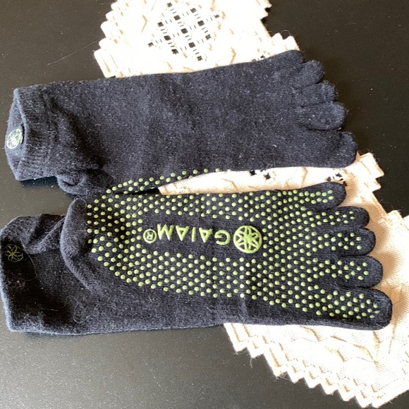 3/10$ Gaiam yoga socks - Picture 2 of 3